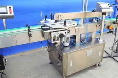 PLC nadzorni stroj za polnjenje in zapiranje PET plastenk