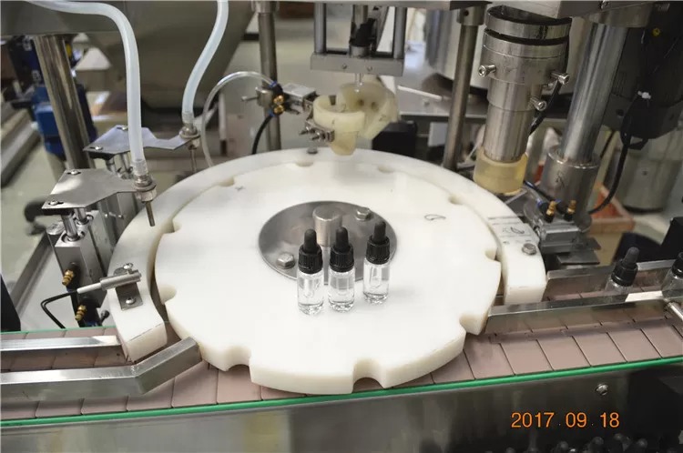 Elektronski stroj za polnjenje tekočine s peristaltično črpalko