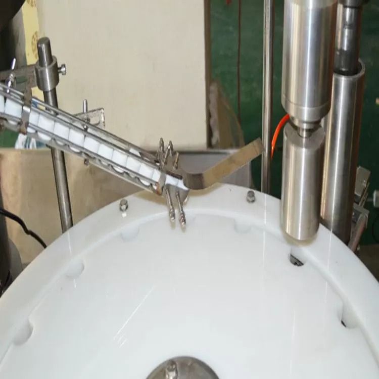 Stroj za zapiranje steklenic iz nerjavečega jekla, ki se uporablja v medicini